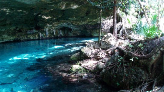 Cenote Dos Ojos dive entrance