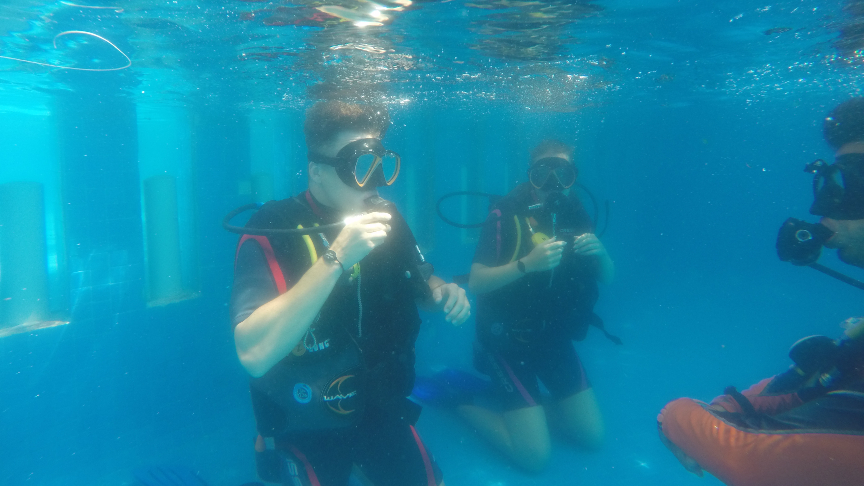 Dive Courses - DSD - Isla Mujeres Practicing in the pool