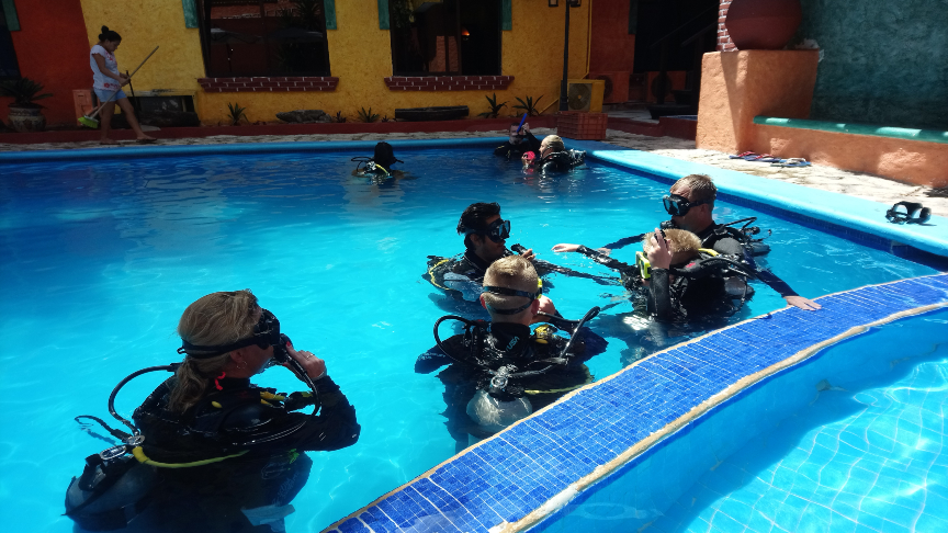 DSD dive course: practicing in the pool