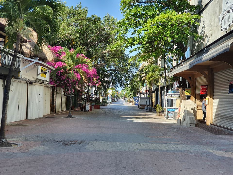De 5th Avenue, the busiest street of Playa del Carmen, is empty