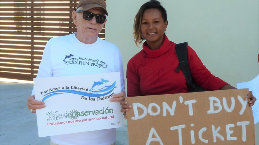 Richard O’Barry de Dolphin Project con Steffie de Tuul Luna 