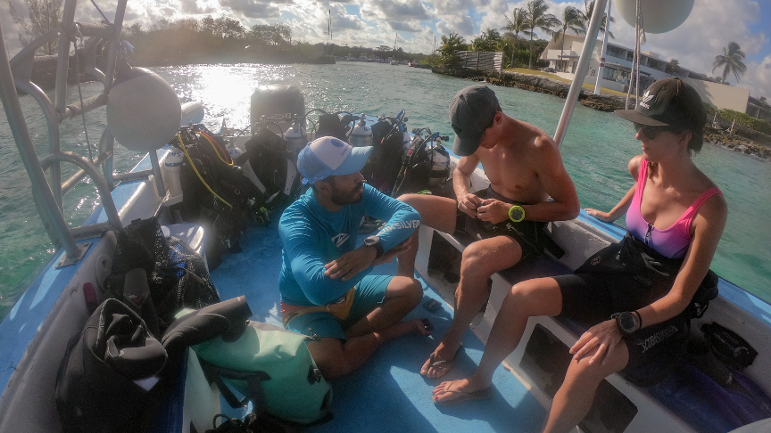 giving instructions on the boat before entering the water, rescue course, dive course