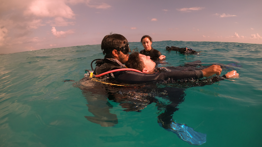 Rescue Dive course, PADI Rescue Diver, in water rescue