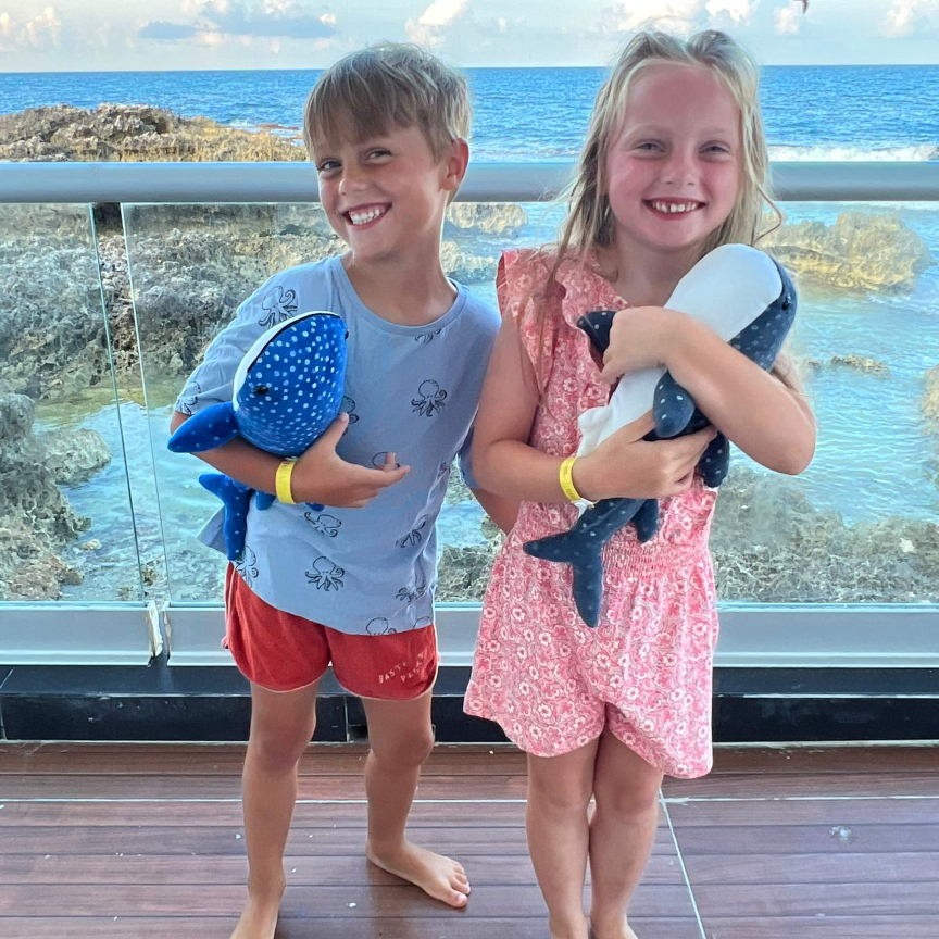 kinderen helemaal blij met hun walvishaai knuffel